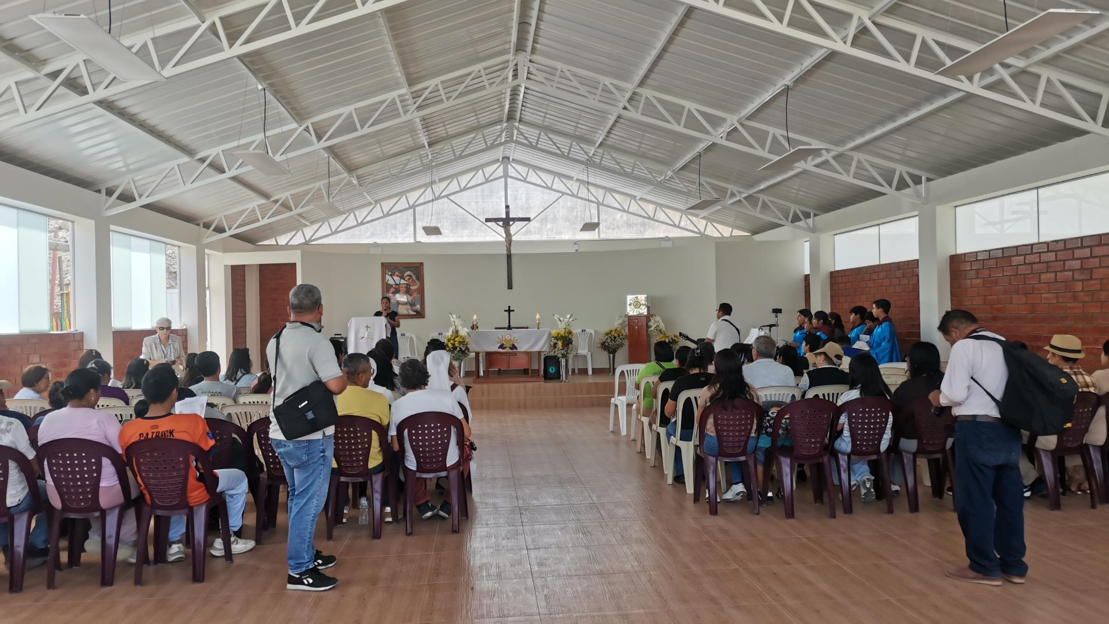 Gottesdienstbesucher in der Kapelle Heilige Familie
